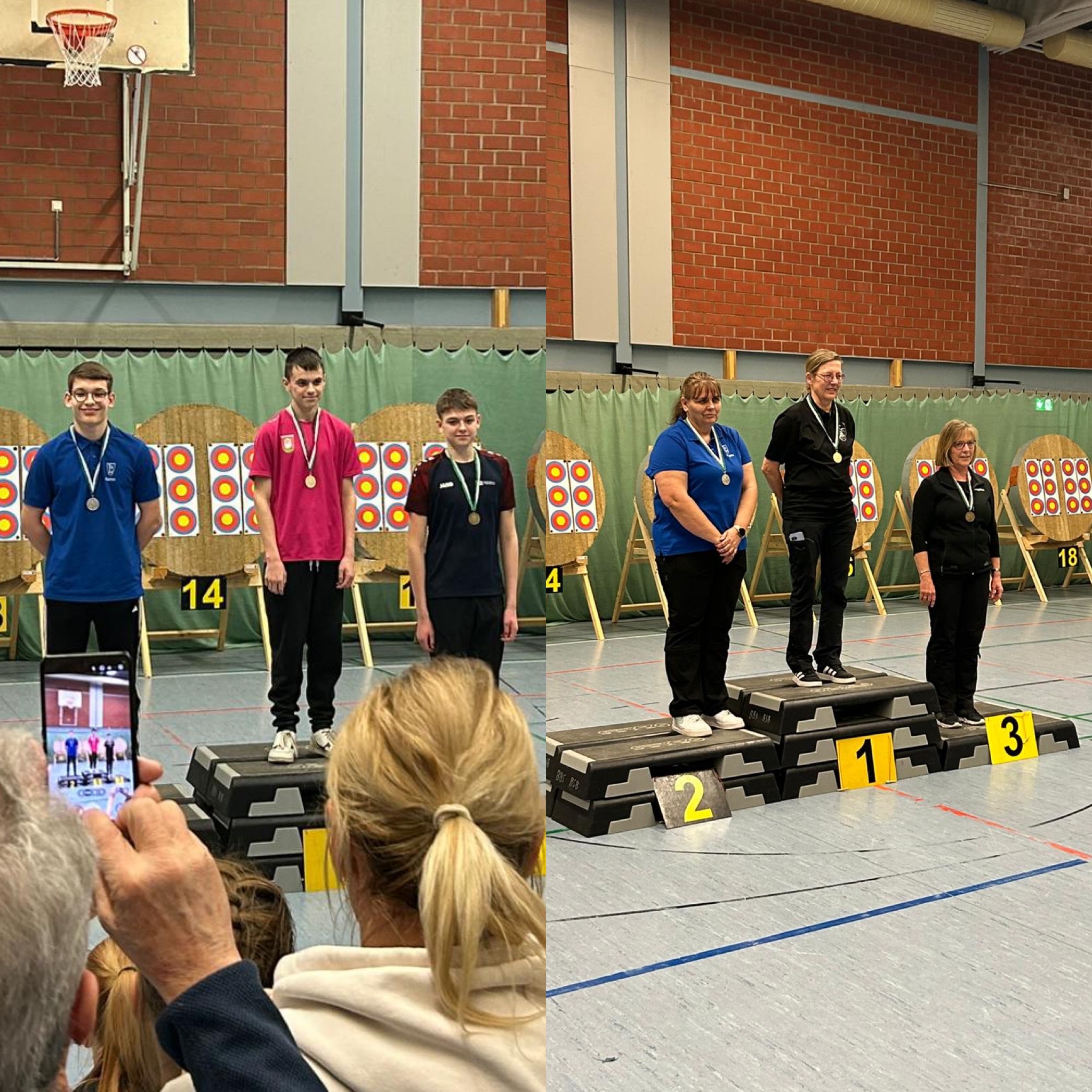 Landesmeisterschaft Bersenbrück Bild 3 Sechs Personen mit Medaillen stehen auf Podesten in einer Sporthalle vor Zielscheiben, zwei Zuschauer fotografieren die Szene.