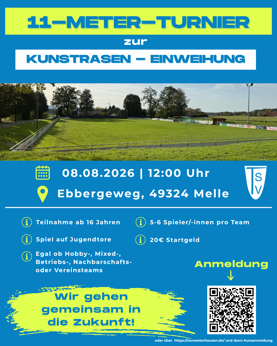 Anmeldung 11 Meter Turnier 08.08.2026 Fußballplatz mit Toren und Werbebanden unter blauem Himmel, darüber Textbanner zum 11-Meter-Turnier zur Kunstrasen-Einweihung am 08.08.2026 in Melle mit Teilnahmebedingungen und QR-Code zur Anmeldung