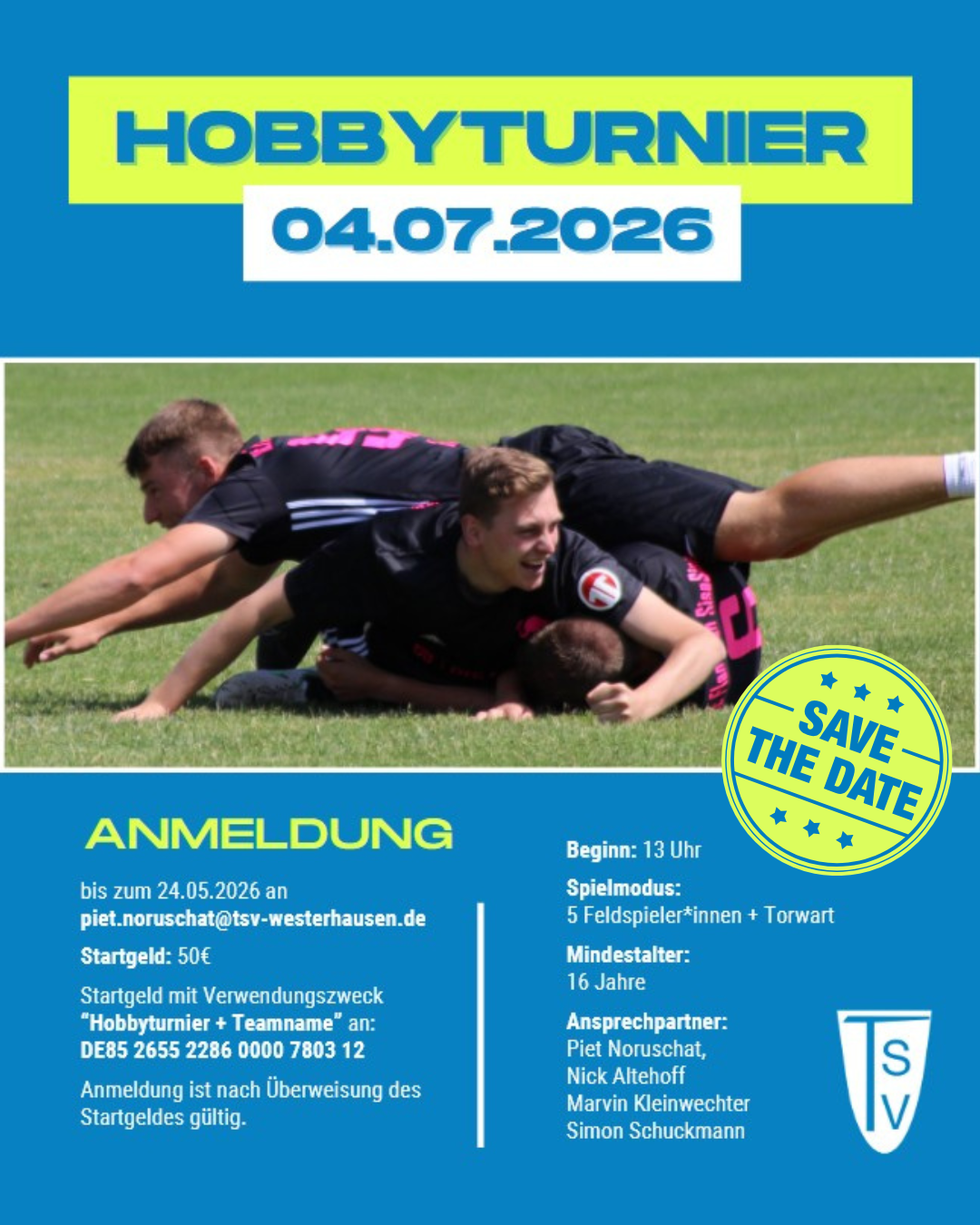 Hobbyturnier am 04.07.2026 Mehrere Fußballspieler liegen auf dem Spielfeld übereinander in einer Jubelpose