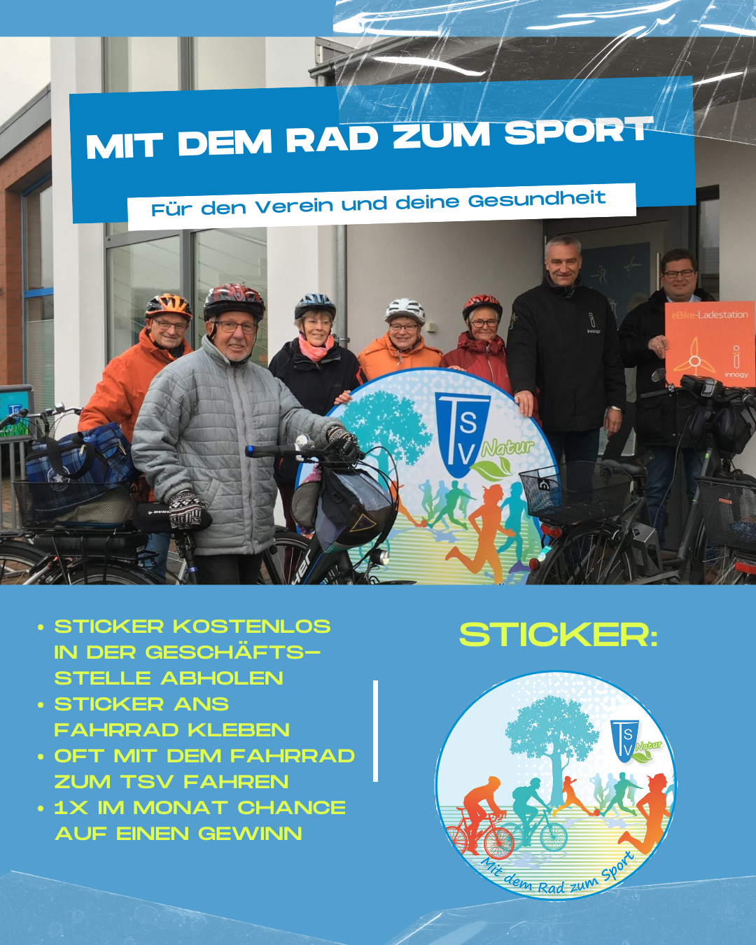 Mit dem Rad zum Sport 2025 Gruppe von Personen mit Fahrrädern vor einem Gebäude, Banner mit Text 'MIT DEM RAD ZUM SPORT' und 'Für den Verein und deine Gesundheit', Werbetafel mit Informationen zu kostenlosen Stickern und Gewinnchance, rundes Sticker-Motiv mit Baum, Sportlern und Fahrrädern.