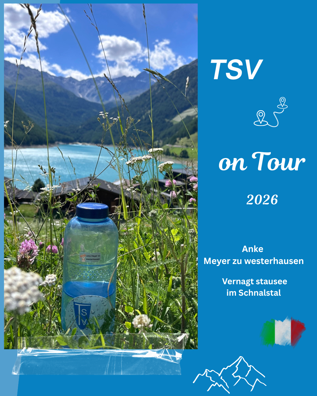 TSV on Tour - Grüße aus der Toskana Im Vordergrund steht eine transparente Trinkflasche mit blauem Deckel inmitten einer bunten, blühenden Bergwiese. Rund um die Flasche wachsen Gräser und zahlreiche Blumen in Weiß, Rosa und Violett. Im Hintergrund liegt ein leuchtend türkisblauer Bergsee, eingerahmt von dicht bewaldeten Berghängen und grünen Almwiesen. Dahinter erheben sich hohe, teilweise felsige Berge. Der strahlend blaue Himmel mit einzelnen weißen Wolken verleiht der Aufnahme eine sommerliche und idyllische Atmosphäre. Das Bild vermittelt Ruhe, Naturverbundenheit und die besondere Schönheit einer alpinen Landschaft.