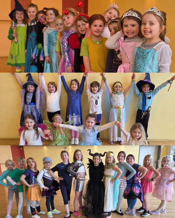 Collage Karnevalstanzen Das Bild ist in drei horizontale Abschnitte unterteilt, die jeweils Gruppen von Kindern zeigen, die sich für eine Kostümparty oder einen Fasching verkleidet haben. Alle Kinder scheinen zwischen 4 und 8 Jahre alt zu sein. Der Hintergrund ist ein einfacher, gelblich-beiger Raum mit Holzboden, vermutlich eine Turnhalle oder ein Klassenraum. Oberer Abschnitt: Zeigt eine Reihe von etwa 11 Mädchen, die eng nebeneinander stehen. Die Kinder tragen bunte Kostüme, darunter Prinzessinnenkleider, ein Ladybug-Kostüm, ein Hexenkleid und ein grünes Kleid mit Zauberstab. Einige Kinder haben Gesichtsbemalungen, wie Schmetterlinge oder Glitzer. Alle Kinder lächeln in die Kamera, und die Stimmung wirkt fröhlich und ausgelassen. Mittlerer Abschnitt: Zeigt eine Gruppe von 10 Kindern, die Arme nach oben oder zur Seite ausstrecken, teilweise Hand in Hand. Kostüme umfassen eine Zauberin, Elsa-inspirierte Kleider, eine antike griechische Göttin, eine Sportuniform und Feenflügel. Die Kinder stehen vor derselben hellen Wand wie oben, wirken aber etwas größer, vermutlich ältere Kinder als im oberen Abschnitt. Auch hier sind die Kinder fröhlich, einige lachen, und die Positur wirkt spielerisch und dynamisch. Unterer Abschnitt: Zeigt eine größere Gruppe von 12 Kindern, die in einer Linie nebeneinander stehen, leicht seitlich gestellt, mit Händen in die Hüften gestützt. Die Kostüme sind wieder vielfältig: Sportoutfits, Cheerleader, Prinzessinnen, eine schwarze Malefiz-artige Figur, ein Schmetterlingskostüm und andere fantasievolle Verkleidungen. Alle Kinder schauen in die Kamera, einige lächeln breit, andere haben eher stolze Posen. Der Raum und der Boden sind wieder gleich, ein schlichtes, helles Umfeld. Insgesamt: Das Bild vermittelt Freude, Kreativität und Gruppenzusammenhalt. Die Kinder sind in fantasievolle Kostüme gehüllt, viele mit Accessoires wie Zauberstäben, Flügeln, Kronen oder Gesichtsbemalungen. Die Komposition betont die Vielfalt der Kostüme und die fröhliche Stimmung der Veranstaltung.